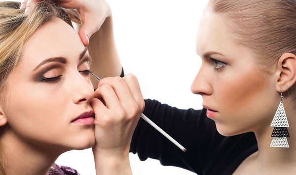 Ways to apply makeup like TV anchors3